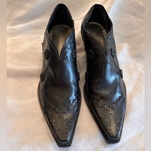 BCBG Black Leather shoes pointy toe Size 8B (38)